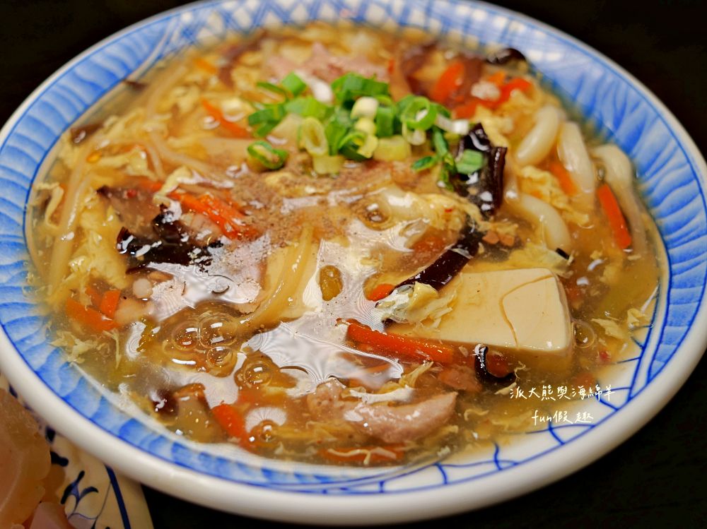 2025李媽媽民族鍋燒老店｜自1963年開業至今，臺南人從小吃到大的經典鍋燒麵老字號！海產意麵、酸辣大麵、活魷魚全都必點，超過60年始終如一的好味道與人情味，即使排隊也甘願～