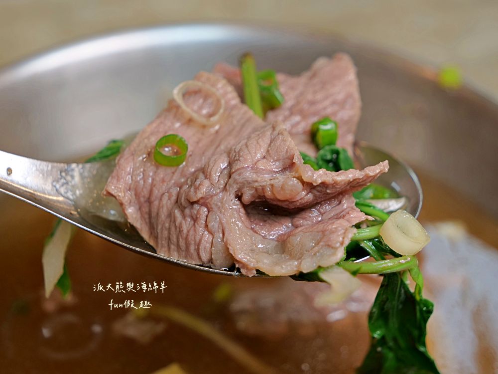 2025良友藥燉排骨枸杞土虱｜臺北延三夜市深夜食堂推薦，30年老字號暖心補冬首選！十多種中藥慢熬入味、黑金湯頭甘甜不苦澀、骨肉分離超軟嫩，加點銷魂雞滷飯與黏嘴滷豬腳超滿足～