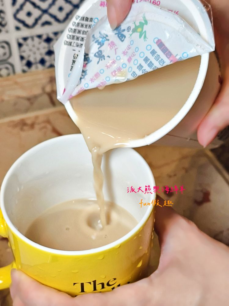 2025青蛙黑蛋奶｜臺南中西區手搖飲推薦！「黑蛋奶」「包二奶」「包二爺」「鴉片黑蛋奶」「狀元奶」全在這間「青蛙黑蛋奶」，光看菜單就笑到噴飯，更連續榮獲三年國際珍奶冠軍，逛完新光三越、Focus百貨後一定點上一杯帶著走！～