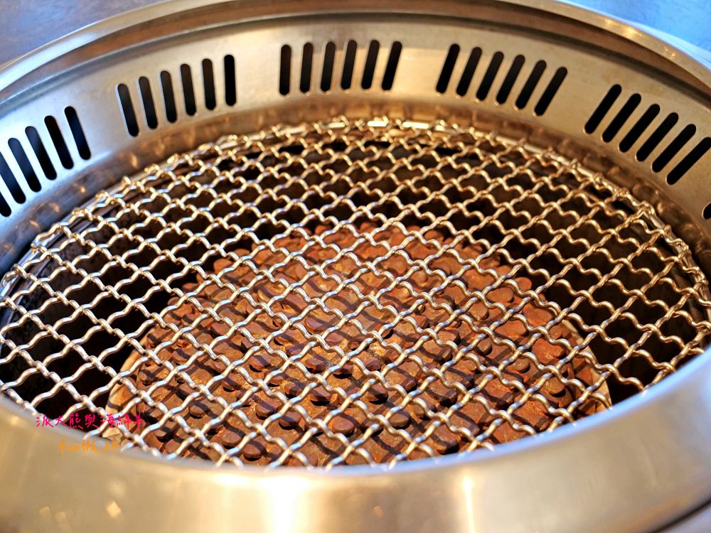 唯真燒肉 南投草屯店｜終於不用跑臺中！挑戰在地最強CP值：雙人套餐肉量直逼1公斤，絕美稻浪x神級泰式烤肉醬x銷魂一饌冬蔭功湯底，免服務費無低消，還有證書的日本A5和牛！