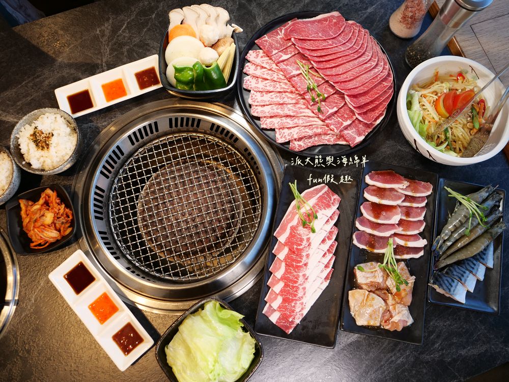 唯真燒肉 南投草屯店｜終於不用跑臺中！挑戰在地最強CP值：雙人套餐肉量直逼1公斤，絕美稻浪x神級泰式烤肉醬x銷魂一饌冬蔭功湯底，免服務費無低消，還有證書的日本A5和牛！