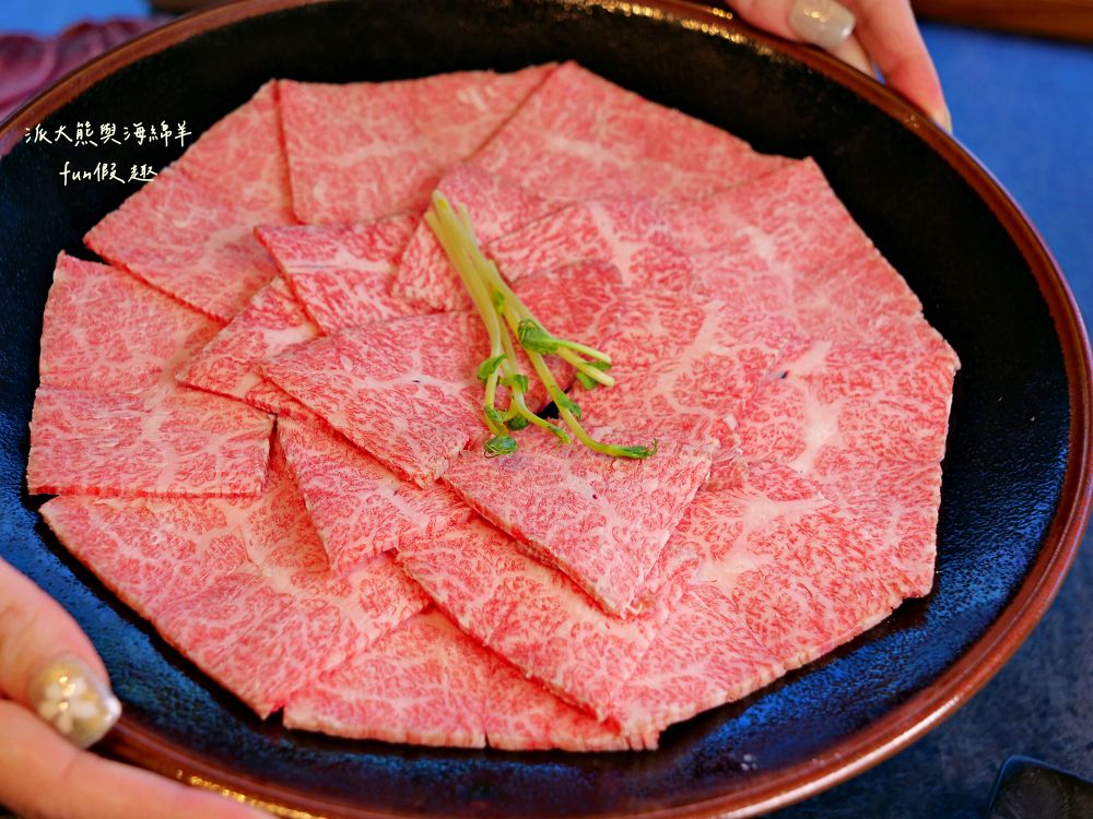 唯真燒肉 南投草屯店｜終於不用跑臺中！挑戰在地最強CP值：雙人套餐肉量直逼1公斤，絕美稻浪x神級泰式烤肉醬x銷魂一饌冬蔭功湯底，免服務費無低消，還有證書的日本A5和牛！