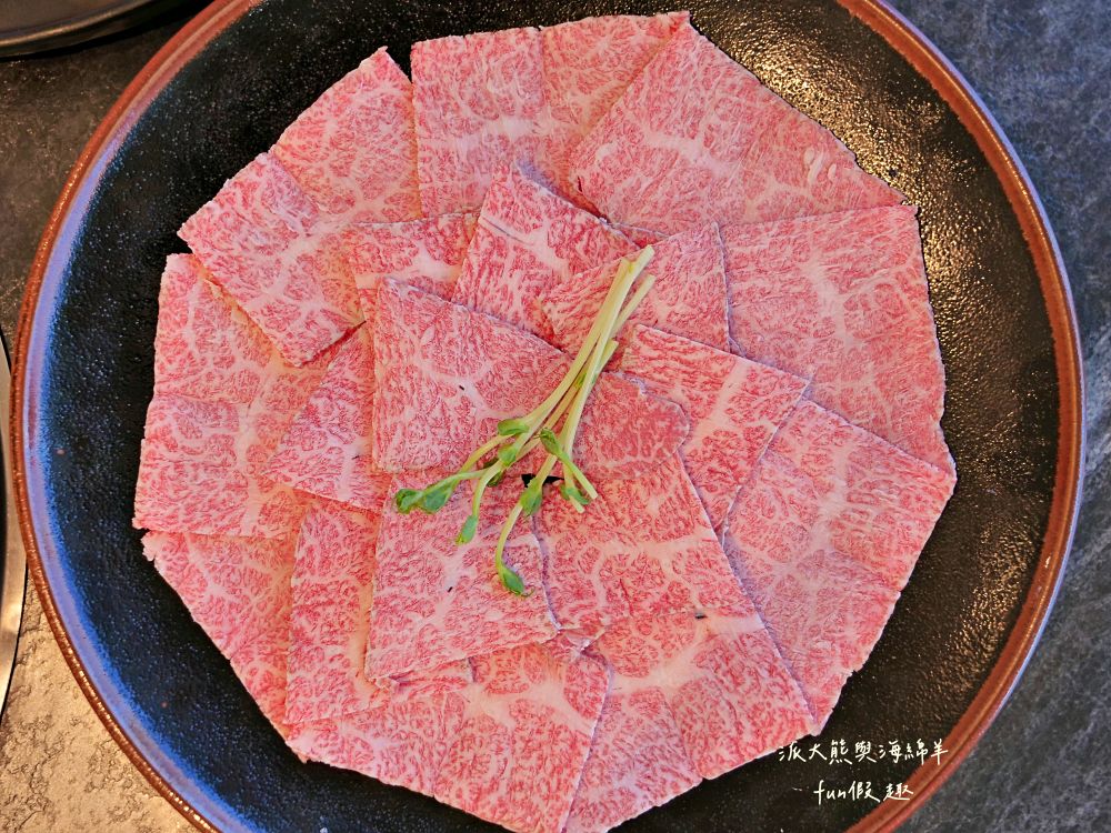 唯真燒肉 南投草屯店｜終於不用跑臺中！挑戰在地最強CP值：雙人套餐肉量直逼1公斤，絕美稻浪x神級泰式烤肉醬x銷魂一饌冬蔭功湯底，免服務費無低消，還有證書的日本A5和牛！