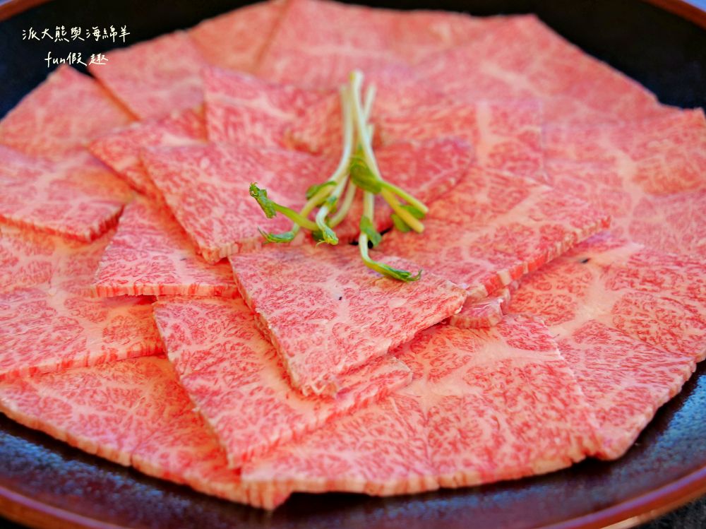 唯真燒肉 南投草屯店｜終於不用跑臺中！挑戰在地最強CP值：雙人套餐肉量直逼1公斤，絕美稻浪x神級泰式烤肉醬x銷魂一饌冬蔭功湯底，免服務費無低消，還有證書的日本A5和牛！