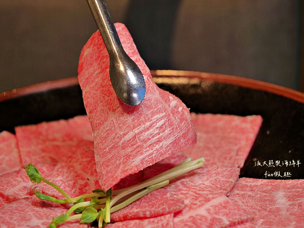 唯真燒肉 南投草屯店｜終於不用跑臺中！挑戰在地最強CP值：雙人套餐肉量直逼1公斤，絕美稻浪x神級泰式烤肉醬x銷魂一饌冬蔭功湯底，免服務費無低消，還有證書的日本A5和牛！