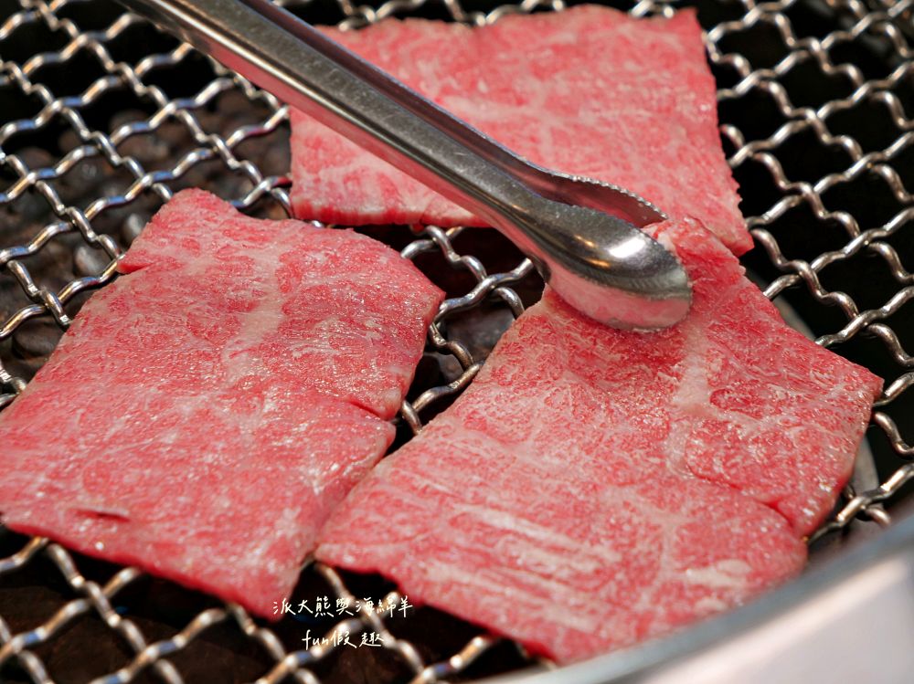 唯真燒肉 南投草屯店｜終於不用跑臺中！挑戰在地最強CP值：雙人套餐肉量直逼1公斤，絕美稻浪x神級泰式烤肉醬x銷魂一饌冬蔭功湯底，免服務費無低消，還有證書的日本A5和牛！