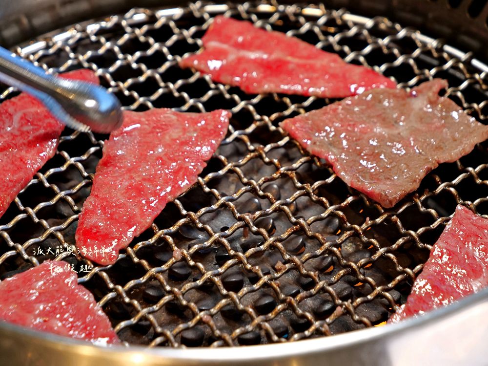 唯真燒肉 南投草屯店｜終於不用跑臺中！挑戰在地最強CP值：雙人套餐肉量直逼1公斤，絕美稻浪x神級泰式烤肉醬x銷魂一饌冬蔭功湯底，免服務費無低消，還有證書的日本A5和牛！