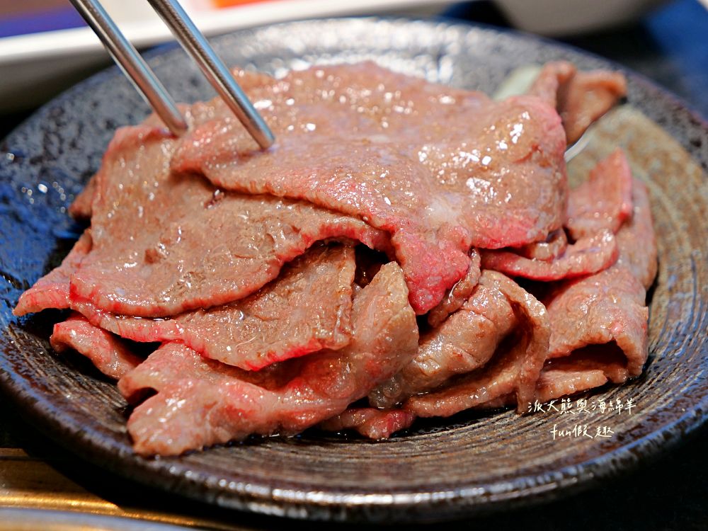 唯真燒肉 南投草屯店｜終於不用跑臺中！挑戰在地最強CP值：雙人套餐肉量直逼1公斤，絕美稻浪x神級泰式烤肉醬x銷魂一饌冬蔭功湯底，免服務費無低消，還有證書的日本A5和牛！