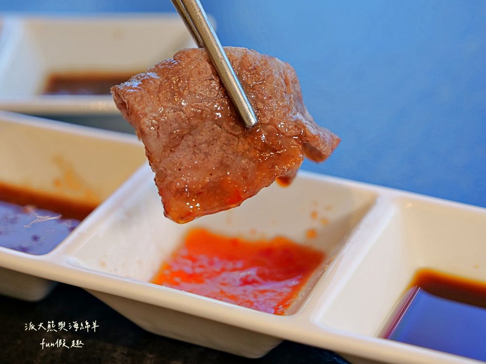 唯真燒肉 南投草屯店｜終於不用跑臺中！挑戰在地最強CP值：雙人套餐肉量直逼1公斤，絕美稻浪x神級泰式烤肉醬x銷魂一饌冬蔭功湯底，免服務費無低消，還有證書的日本A5和牛！