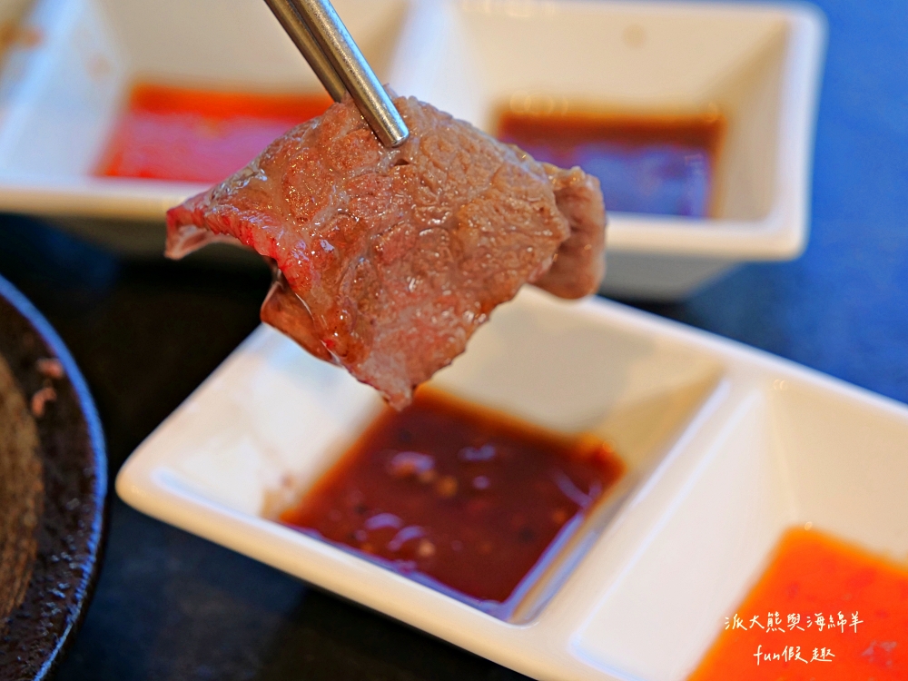 唯真燒肉 南投草屯店｜終於不用跑臺中！挑戰在地最強CP值：雙人套餐肉量直逼1公斤，絕美稻浪x神級泰式烤肉醬x銷魂一饌冬蔭功湯底，免服務費無低消，還有證書的日本A5和牛！