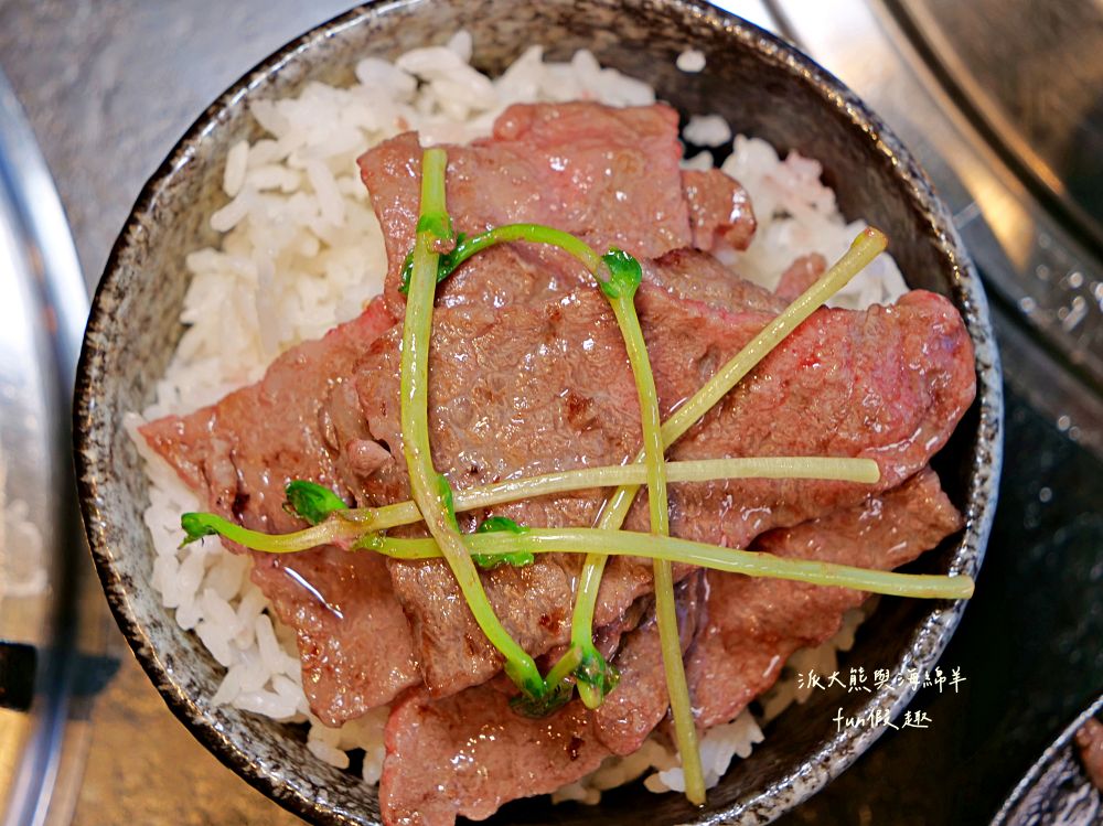 唯真燒肉 南投草屯店｜終於不用跑臺中！挑戰在地最強CP值：雙人套餐肉量直逼1公斤，絕美稻浪x神級泰式烤肉醬x銷魂一饌冬蔭功湯底，免服務費無低消，還有證書的日本A5和牛！