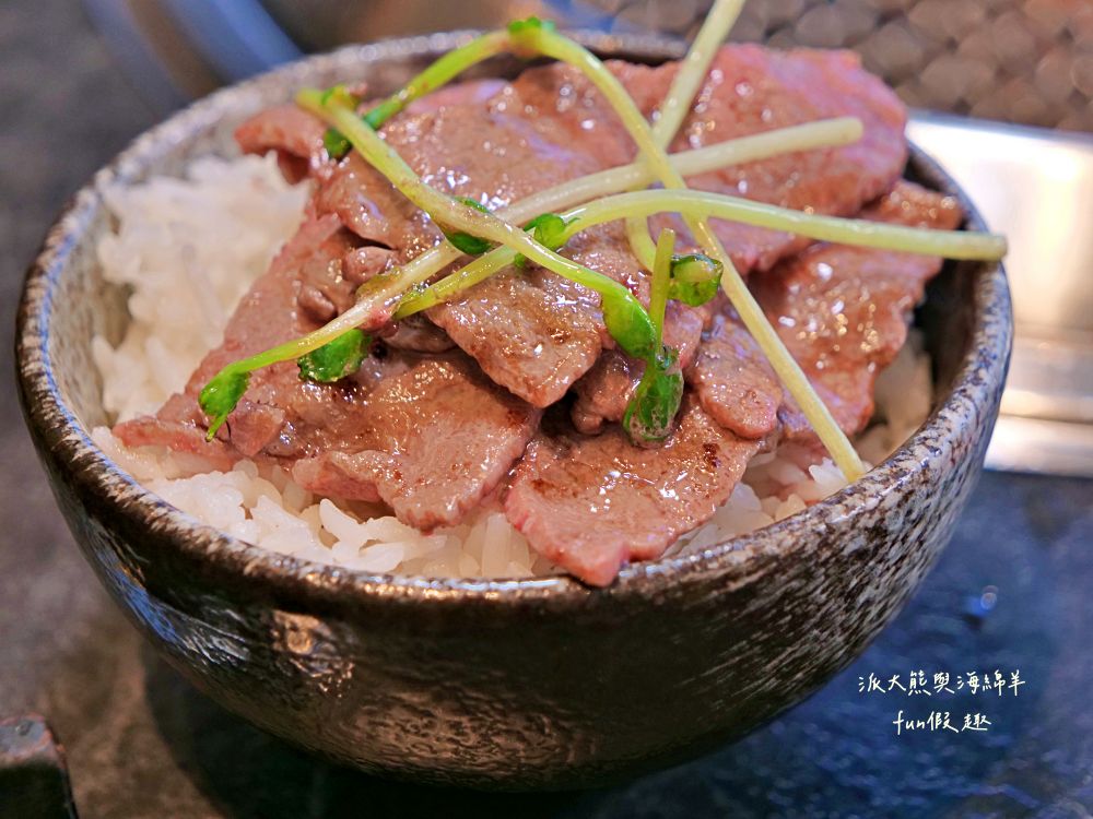 唯真燒肉 南投草屯店｜終於不用跑臺中！挑戰在地最強CP值：雙人套餐肉量直逼1公斤，絕美稻浪x神級泰式烤肉醬x銷魂一饌冬蔭功湯底，免服務費無低消，還有證書的日本A5和牛！