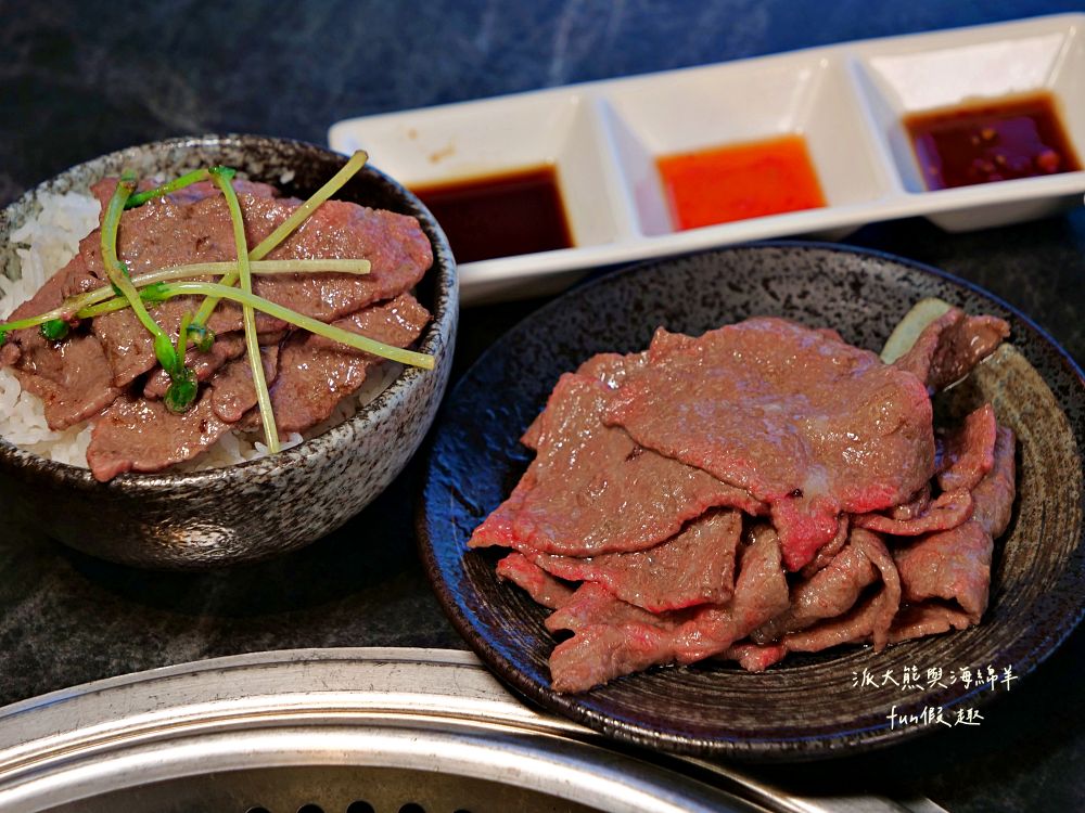 唯真燒肉 南投草屯店｜終於不用跑臺中！挑戰在地最強CP值：雙人套餐肉量直逼1公斤，絕美稻浪x神級泰式烤肉醬x銷魂一饌冬蔭功湯底，免服務費無低消，還有證書的日本A5和牛！