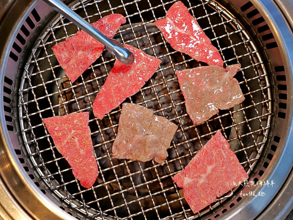 唯真燒肉 南投草屯店｜終於不用跑臺中！挑戰在地最強CP值：雙人套餐肉量直逼1公斤，絕美稻浪x神級泰式烤肉醬x銷魂一饌冬蔭功湯底，免服務費無低消，還有證書的日本A5和牛！