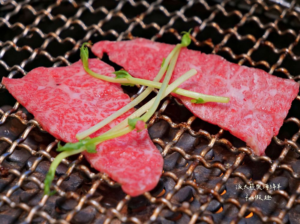 唯真燒肉 南投草屯店｜終於不用跑臺中！挑戰在地最強CP值：雙人套餐肉量直逼1公斤，絕美稻浪x神級泰式烤肉醬x銷魂一饌冬蔭功湯底，免服務費無低消，還有證書的日本A5和牛！