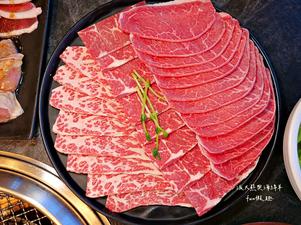 唯真燒肉 南投草屯店｜終於不用跑臺中！挑戰在地最強CP值：雙人套餐肉量直逼1公斤，絕美稻浪x神級泰式烤肉醬x銷魂一饌冬蔭功湯底，免服務費無低消，還有證書的日本A5和牛！