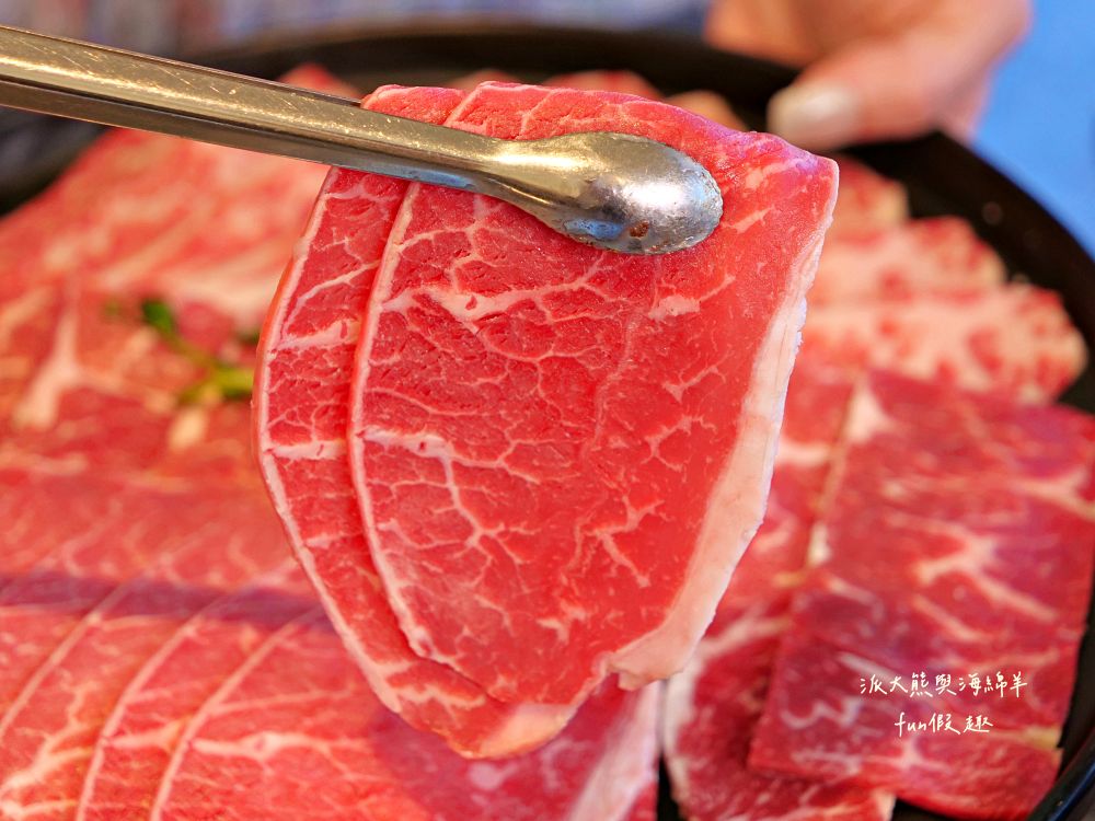 唯真燒肉 南投草屯店｜終於不用跑臺中！挑戰在地最強CP值：雙人套餐肉量直逼1公斤，絕美稻浪x神級泰式烤肉醬x銷魂一饌冬蔭功湯底，免服務費無低消，還有證書的日本A5和牛！