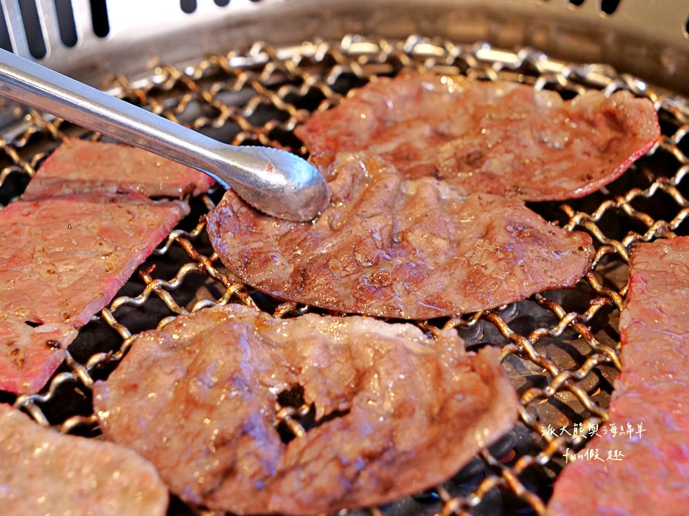唯真燒肉 南投草屯店｜終於不用跑臺中！挑戰在地最強CP值：雙人套餐肉量直逼1公斤，絕美稻浪x神級泰式烤肉醬x銷魂一饌冬蔭功湯底，免服務費無低消，還有證書的日本A5和牛！
