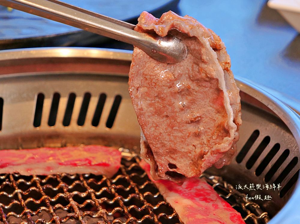 唯真燒肉 南投草屯店｜終於不用跑臺中！挑戰在地最強CP值：雙人套餐肉量直逼1公斤，絕美稻浪x神級泰式烤肉醬x銷魂一饌冬蔭功湯底，免服務費無低消，還有證書的日本A5和牛！