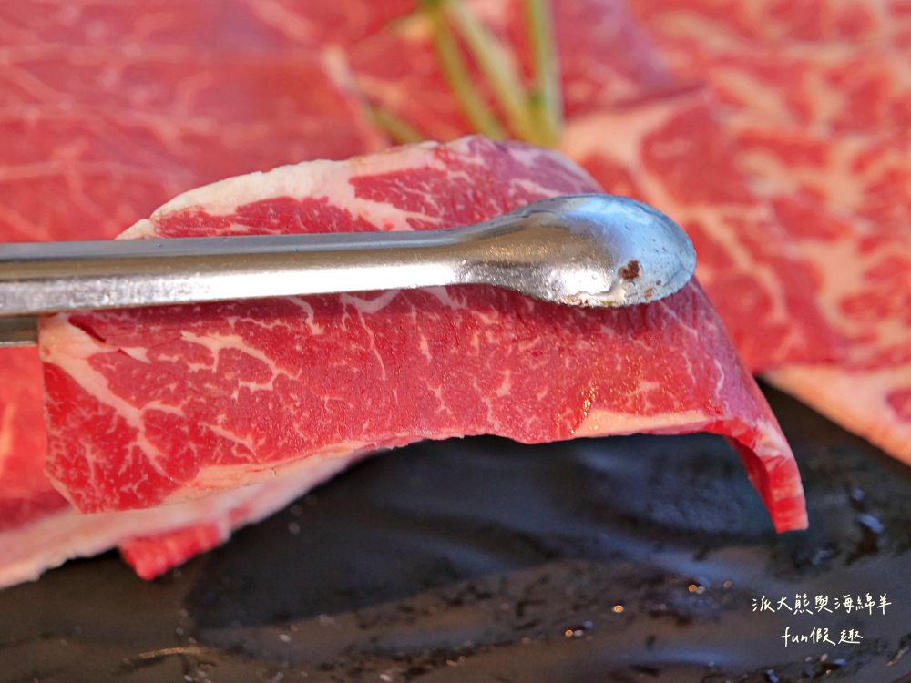 唯真燒肉 南投草屯店｜終於不用跑臺中！挑戰在地最強CP值：雙人套餐肉量直逼1公斤，絕美稻浪x神級泰式烤肉醬x銷魂一饌冬蔭功湯底，免服務費無低消，還有證書的日本A5和牛！