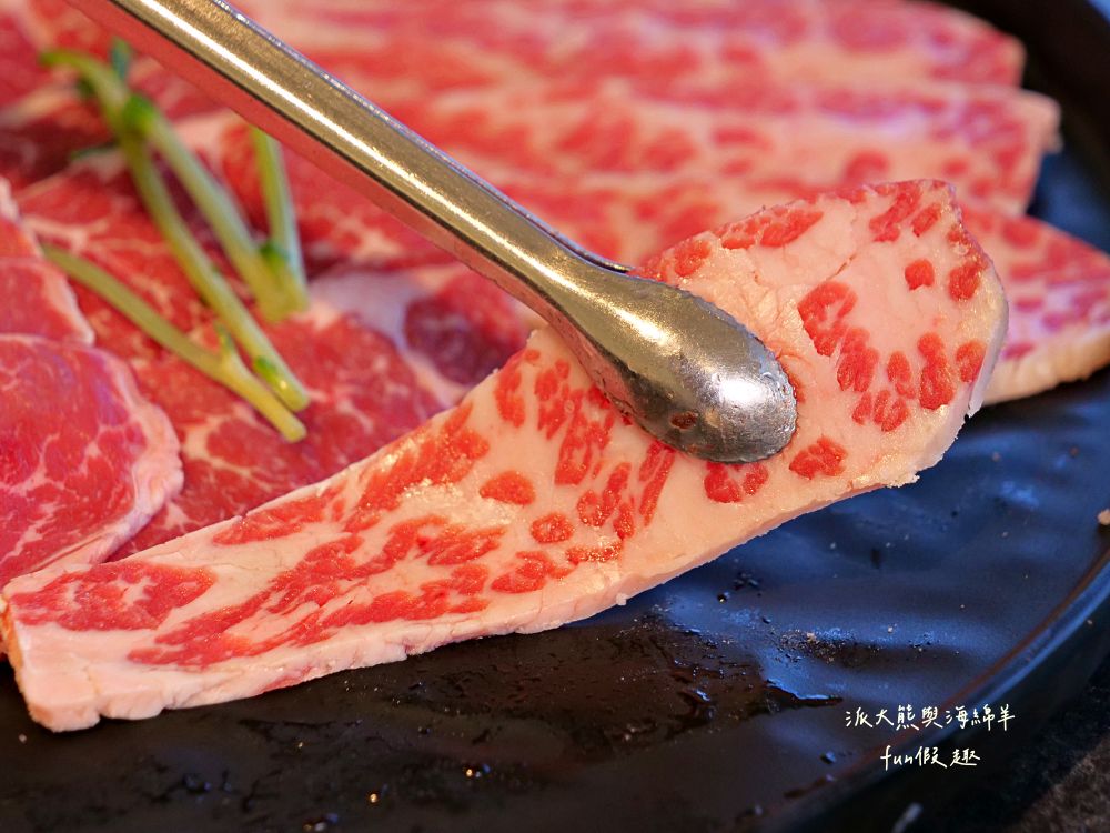 唯真燒肉 南投草屯店｜終於不用跑臺中！挑戰在地最強CP值：雙人套餐肉量直逼1公斤，絕美稻浪x神級泰式烤肉醬x銷魂一饌冬蔭功湯底，免服務費無低消，還有證書的日本A5和牛！