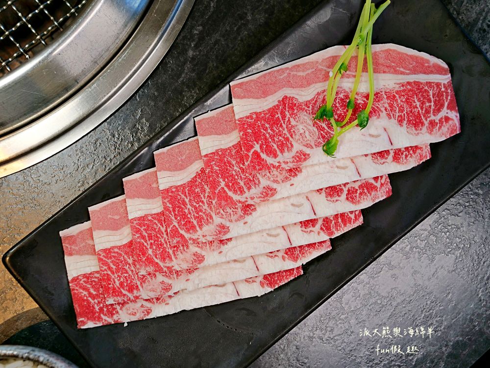 唯真燒肉 南投草屯店｜終於不用跑臺中！挑戰在地最強CP值：雙人套餐肉量直逼1公斤，絕美稻浪x神級泰式烤肉醬x銷魂一饌冬蔭功湯底，免服務費無低消，還有證書的日本A5和牛！