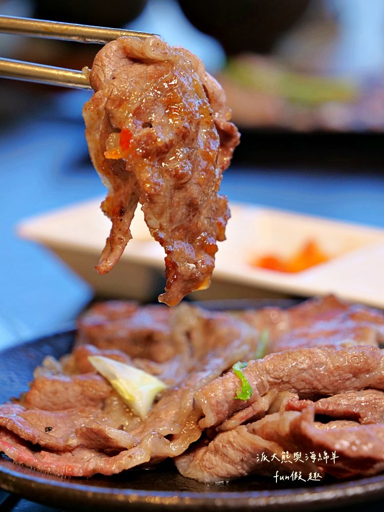 唯真燒肉 南投草屯店｜終於不用跑臺中！挑戰在地最強CP值：雙人套餐肉量直逼1公斤，絕美稻浪x神級泰式烤肉醬x銷魂一饌冬蔭功湯底，免服務費無低消，還有證書的日本A5和牛！