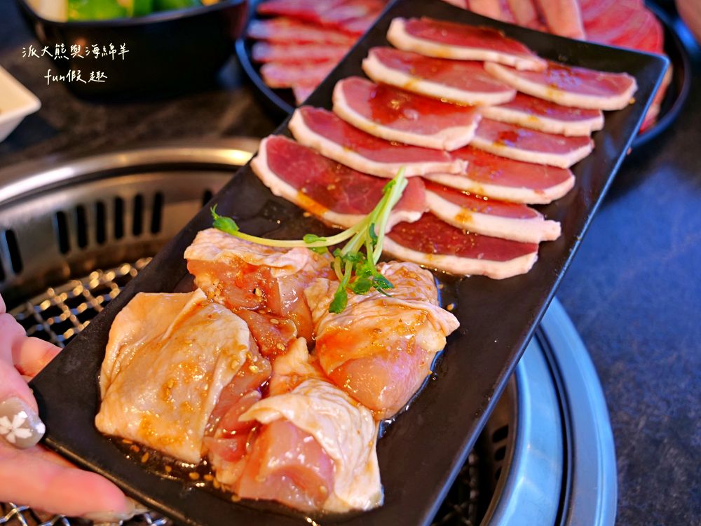 唯真燒肉 南投草屯店｜終於不用跑臺中！挑戰在地最強CP值：雙人套餐肉量直逼1公斤，絕美稻浪x神級泰式烤肉醬x銷魂一饌冬蔭功湯底，免服務費無低消，還有證書的日本A5和牛！