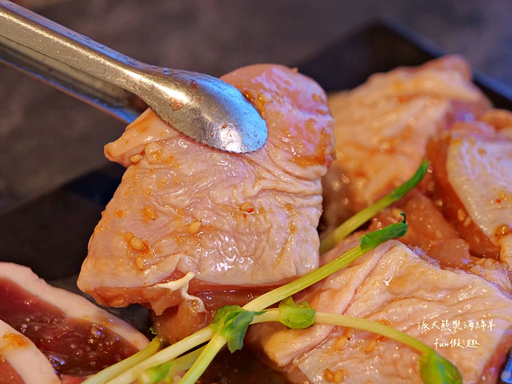 唯真燒肉 南投草屯店｜終於不用跑臺中！挑戰在地最強CP值：雙人套餐肉量直逼1公斤，絕美稻浪x神級泰式烤肉醬x銷魂一饌冬蔭功湯底，免服務費無低消，還有證書的日本A5和牛！