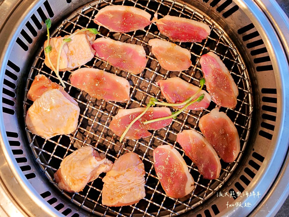 唯真燒肉 南投草屯店｜終於不用跑臺中！挑戰在地最強CP值：雙人套餐肉量直逼1公斤，絕美稻浪x神級泰式烤肉醬x銷魂一饌冬蔭功湯底，免服務費無低消，還有證書的日本A5和牛！