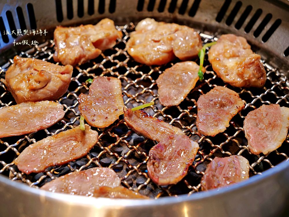 唯真燒肉 南投草屯店｜終於不用跑臺中！挑戰在地最強CP值：雙人套餐肉量直逼1公斤，絕美稻浪x神級泰式烤肉醬x銷魂一饌冬蔭功湯底，免服務費無低消，還有證書的日本A5和牛！