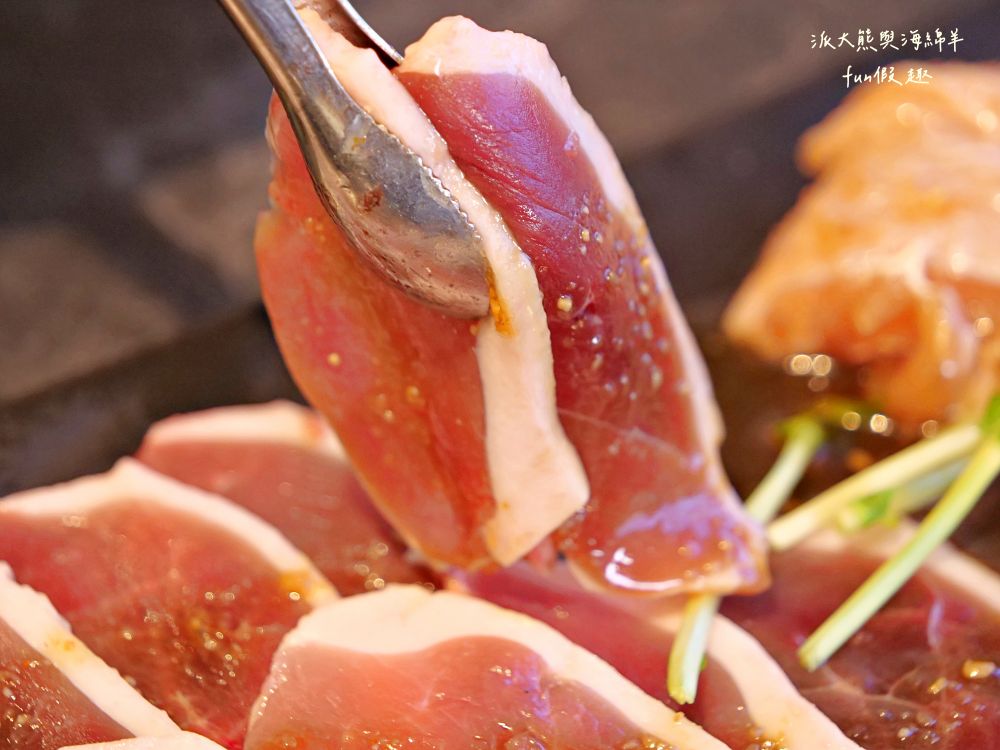 唯真燒肉 南投草屯店｜終於不用跑臺中！挑戰在地最強CP值：雙人套餐肉量直逼1公斤，絕美稻浪x神級泰式烤肉醬x銷魂一饌冬蔭功湯底，免服務費無低消，還有證書的日本A5和牛！