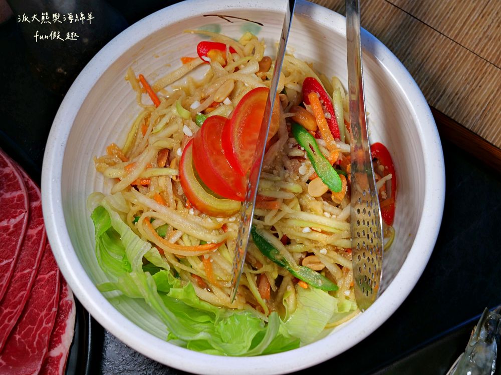 唯真燒肉 南投草屯店｜終於不用跑臺中！挑戰在地最強CP值：雙人套餐肉量直逼1公斤，絕美稻浪x神級泰式烤肉醬x銷魂一饌冬蔭功湯底，免服務費無低消，還有證書的日本A5和牛！