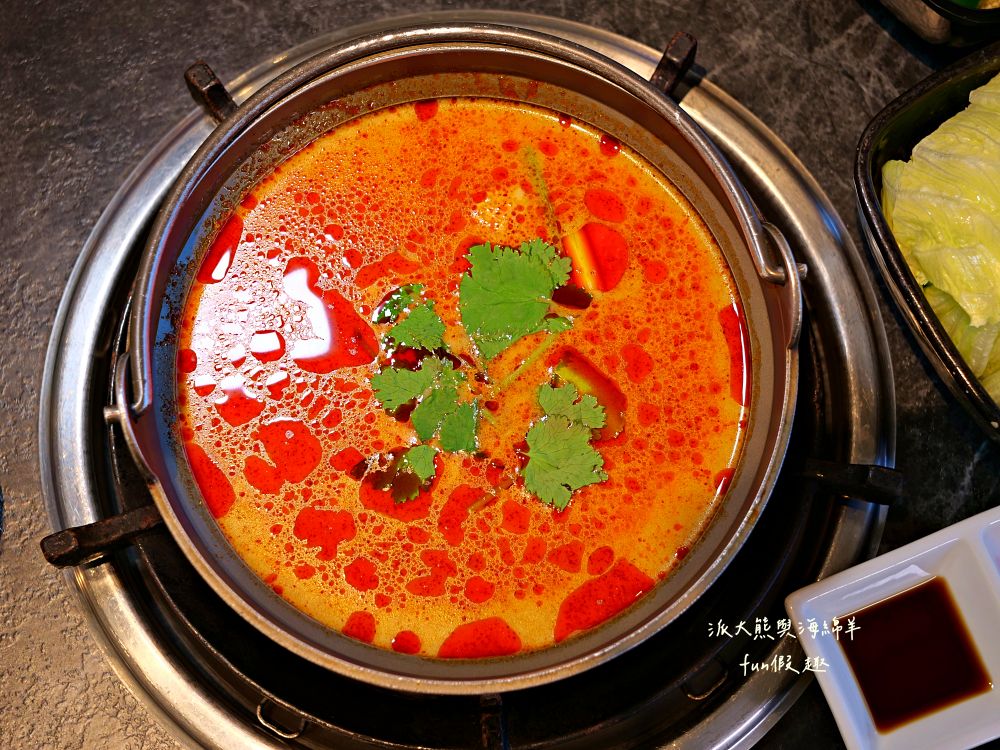 唯真燒肉 南投草屯店｜終於不用跑臺中！挑戰在地最強CP值：雙人套餐肉量直逼1公斤，絕美稻浪x神級泰式烤肉醬x銷魂一饌冬蔭功湯底，免服務費無低消，還有證書的日本A5和牛！