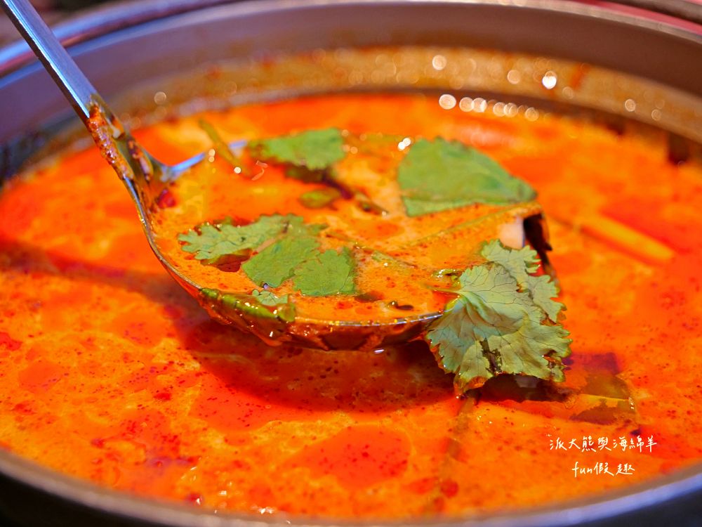 唯真燒肉 南投草屯店｜終於不用跑臺中！挑戰在地最強CP值：雙人套餐肉量直逼1公斤，絕美稻浪x神級泰式烤肉醬x銷魂一饌冬蔭功湯底，免服務費無低消，還有證書的日本A5和牛！