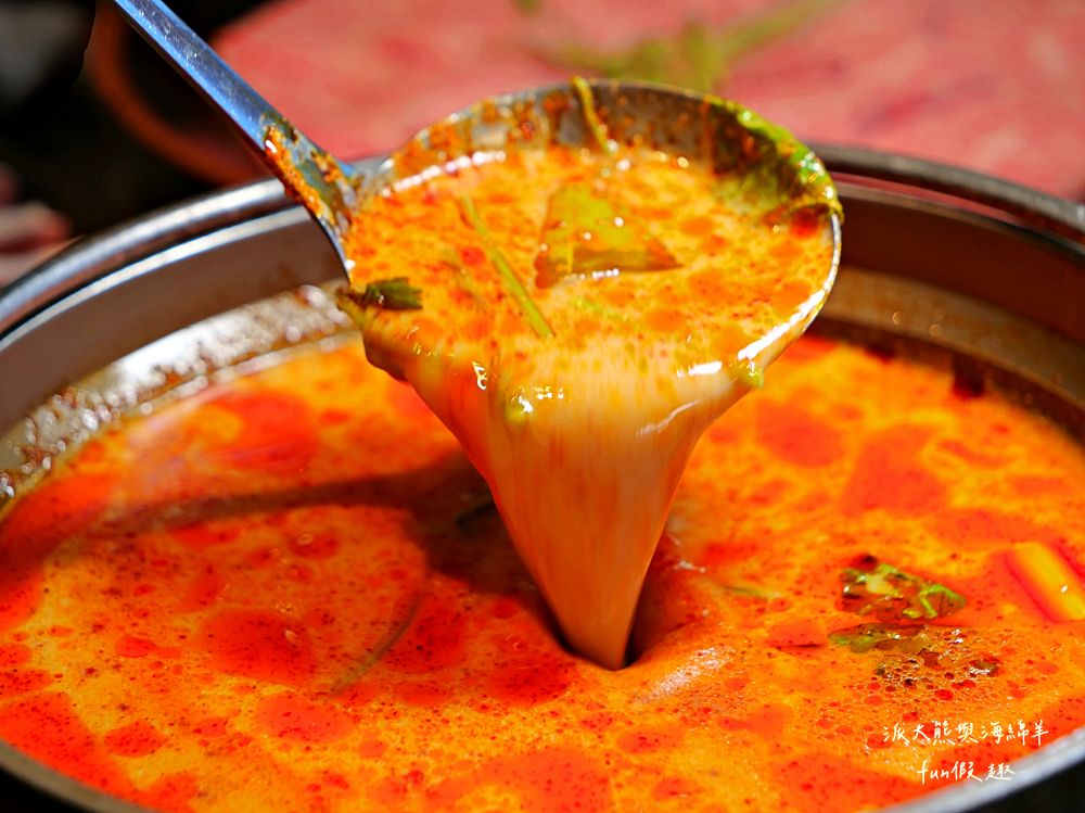 唯真燒肉 南投草屯店｜終於不用跑臺中！挑戰在地最強CP值：雙人套餐肉量直逼1公斤，絕美稻浪x神級泰式烤肉醬x銷魂一饌冬蔭功湯底，免服務費無低消，還有證書的日本A5和牛！