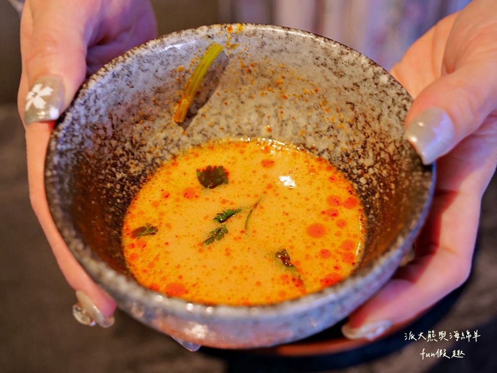 唯真燒肉 南投草屯店｜終於不用跑臺中！挑戰在地最強CP值：雙人套餐肉量直逼1公斤，絕美稻浪x神級泰式烤肉醬x銷魂一饌冬蔭功湯底，免服務費無低消，還有證書的日本A5和牛！