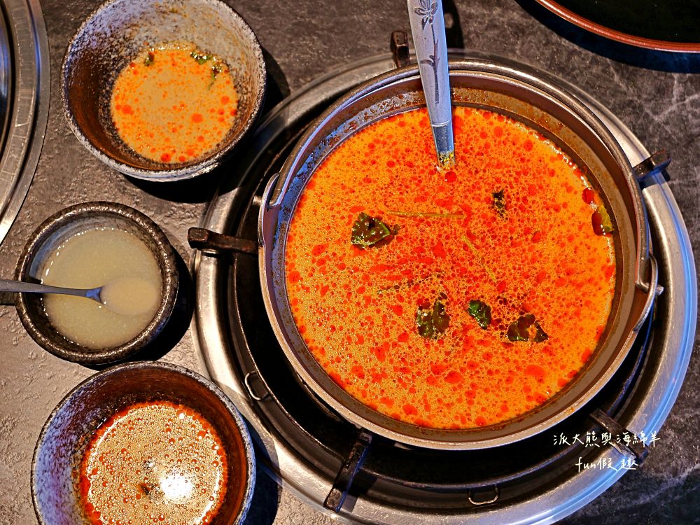 唯真燒肉 南投草屯店｜終於不用跑臺中！挑戰在地最強CP值：雙人套餐肉量直逼1公斤，絕美稻浪x神級泰式烤肉醬x銷魂一饌冬蔭功湯底，免服務費無低消，還有證書的日本A5和牛！