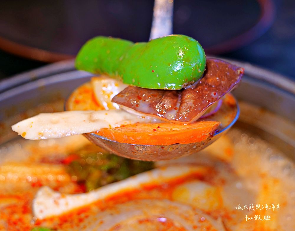 唯真燒肉 南投草屯店｜終於不用跑臺中！挑戰在地最強CP值：雙人套餐肉量直逼1公斤，絕美稻浪x神級泰式烤肉醬x銷魂一饌冬蔭功湯底，免服務費無低消，還有證書的日本A5和牛！