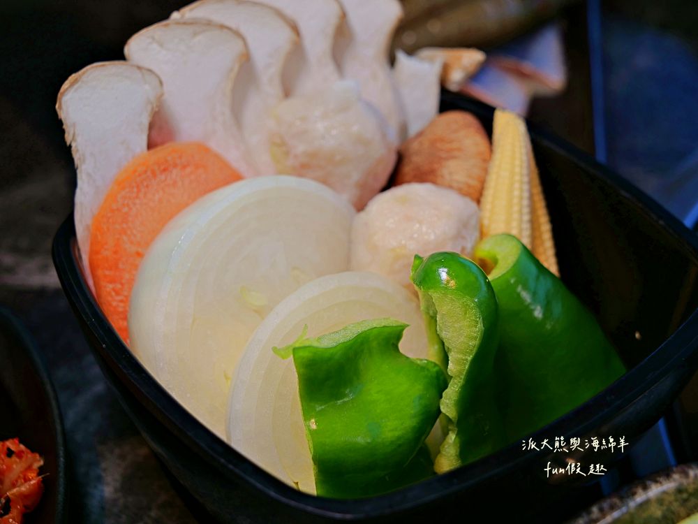 唯真燒肉 南投草屯店｜終於不用跑臺中！挑戰在地最強CP值：雙人套餐肉量直逼1公斤，絕美稻浪x神級泰式烤肉醬x銷魂一饌冬蔭功湯底，免服務費無低消，還有證書的日本A5和牛！