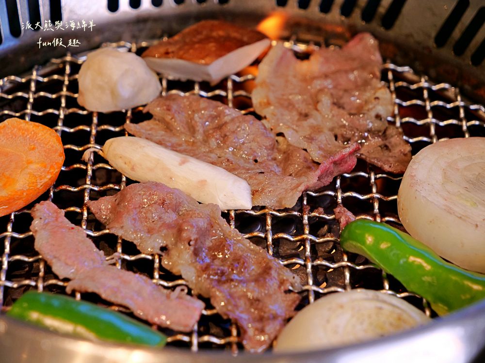 唯真燒肉 南投草屯店｜終於不用跑臺中！挑戰在地最強CP值：雙人套餐肉量直逼1公斤，絕美稻浪x神級泰式烤肉醬x銷魂一饌冬蔭功湯底，免服務費無低消，還有證書的日本A5和牛！