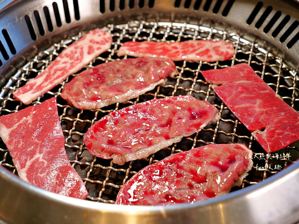 唯真燒肉 南投草屯店｜終於不用跑臺中！挑戰在地最強CP值：雙人套餐肉量直逼1公斤，絕美稻浪x神級泰式烤肉醬x銷魂一饌冬蔭功湯底，免服務費無低消，還有證書的日本A5和牛！