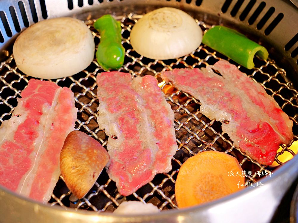 唯真燒肉 南投草屯店｜終於不用跑臺中！挑戰在地最強CP值：雙人套餐肉量直逼1公斤，絕美稻浪x神級泰式烤肉醬x銷魂一饌冬蔭功湯底，免服務費無低消，還有證書的日本A5和牛！