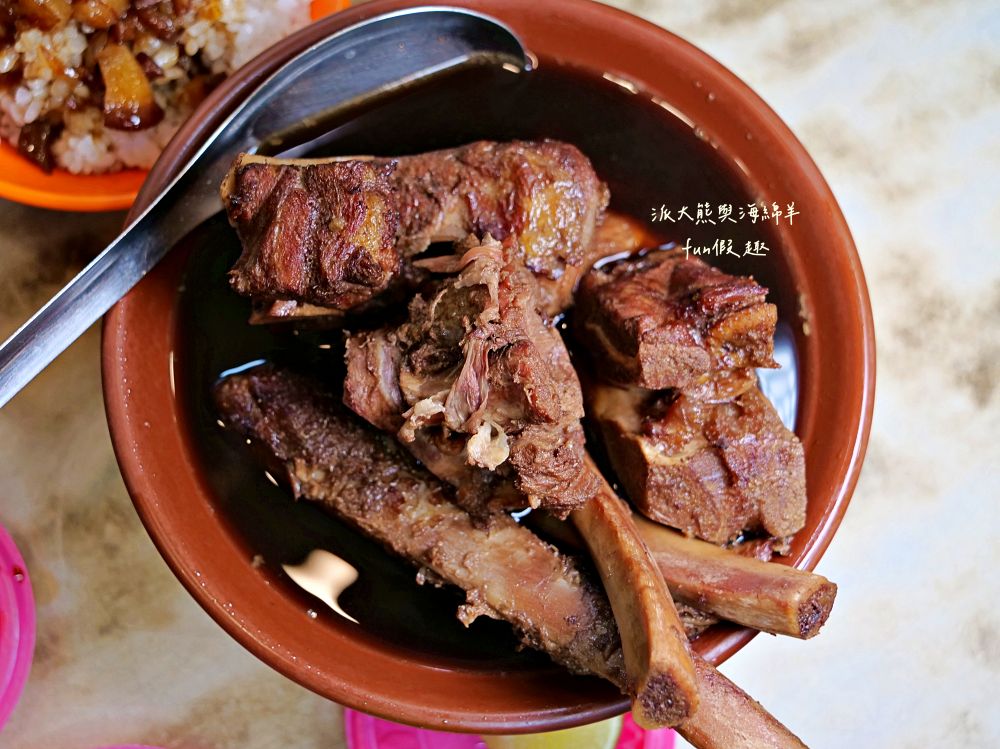 2025良友藥燉排骨枸杞土虱｜臺北延三夜市深夜食堂推薦，30年老字號暖心補冬首選！十多種中藥慢熬入味、黑金湯頭甘甜不苦澀、骨肉分離超軟嫩，加點銷魂雞滷飯與黏嘴滷豬腳超滿足～