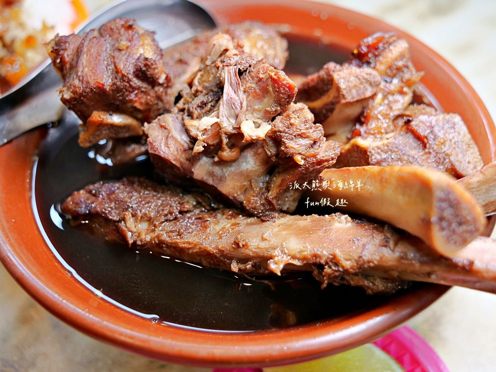 2025良友藥燉排骨枸杞土虱｜臺北延三夜市深夜食堂推薦，30年老字號暖心補冬首選！十多種中藥慢熬入味、黑金湯頭甘甜不苦澀、骨肉分離超軟嫩，加點銷魂雞滷飯與黏嘴滷豬腳超滿足～