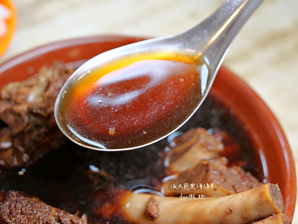 2025良友藥燉排骨枸杞土虱｜臺北延三夜市深夜食堂推薦，30年老字號暖心補冬首選！十多種中藥慢熬入味、黑金湯頭甘甜不苦澀、骨肉分離超軟嫩，加點銷魂雞滷飯與黏嘴滷豬腳超滿足～