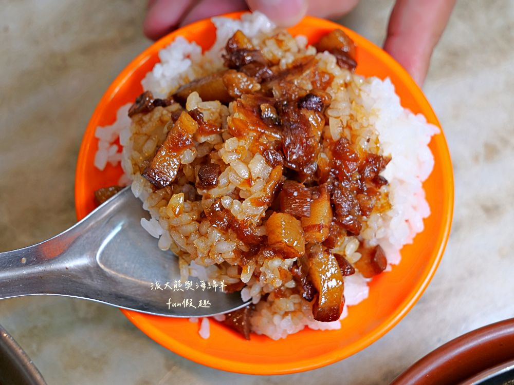 2025良友藥燉排骨枸杞土虱｜臺北延三夜市深夜食堂推薦，30年老字號暖心補冬首選！十多種中藥慢熬入味、黑金湯頭甘甜不苦澀、骨肉分離超軟嫩，加點銷魂雞滷飯與黏嘴滷豬腳超滿足～