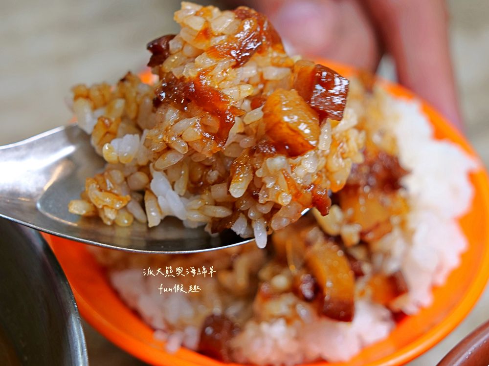 2025良友藥燉排骨枸杞土虱｜臺北延三夜市深夜食堂推薦，30年老字號暖心補冬首選！十多種中藥慢熬入味、黑金湯頭甘甜不苦澀、骨肉分離超軟嫩，加點銷魂雞滷飯與黏嘴滷豬腳超滿足～