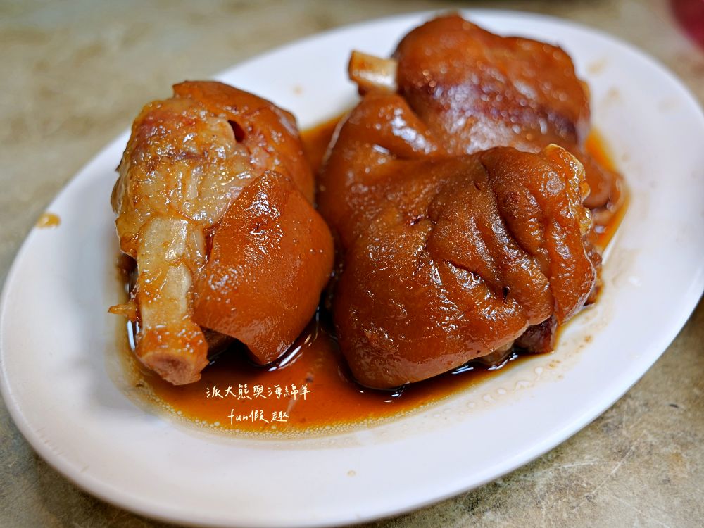 2025良友藥燉排骨枸杞土虱｜臺北延三夜市深夜食堂推薦，30年老字號暖心補冬首選！十多種中藥慢熬入味、黑金湯頭甘甜不苦澀、骨肉分離超軟嫩，加點銷魂雞滷飯與黏嘴滷豬腳超滿足～