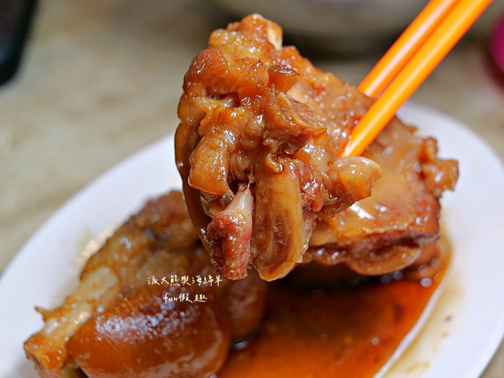 2025良友藥燉排骨枸杞土虱｜臺北延三夜市深夜食堂推薦，30年老字號暖心補冬首選！十多種中藥慢熬入味、黑金湯頭甘甜不苦澀、骨肉分離超軟嫩，加點銷魂雞滷飯與黏嘴滷豬腳超滿足～